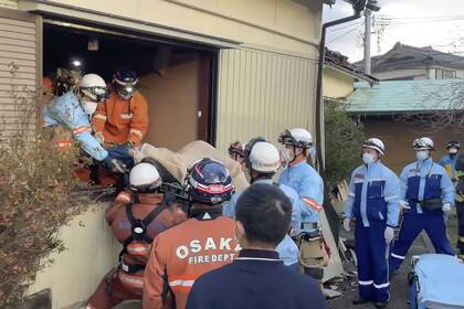 El traslado de una de las mujeres que fue encontrada en los escombros de su casa 72 horas después del terremoto, en Osaka