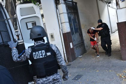 El traslado de uno de los detenidos