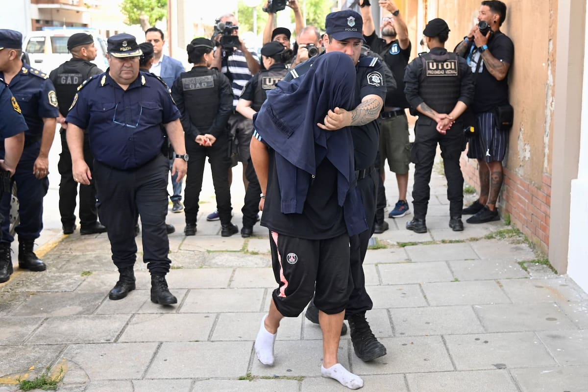 El traslado de uno de los sospechosos del crimen a la fiscalía de Mar de Ajó esta semana.