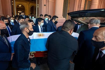 El traslado del féretro de Diego Maradona