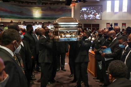 El traslado del feretro de George Floyd en la iglesia Fountain of Praise en Houston