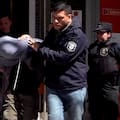 Un ladrón disparó durante un robo a un banco y los propios clientes lo redujeron