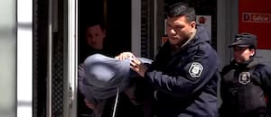 Un ladrón disparó durante un robo a un banco y los propios clientes lo redujeron