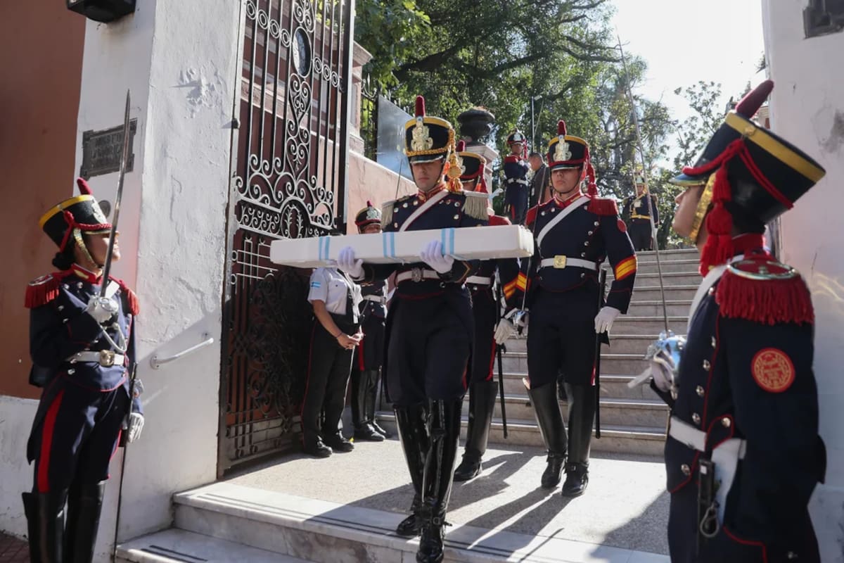 El traslado del sable corvo del general San Martín al Regimiento de Granaderos a Caballo comenzó esta mañana en Defensa 1600
