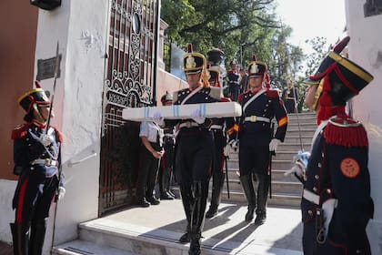 El traslado del sable corvo del general San Martín al Regimiento de Granaderos a Caballo comenzó esta mañana en Defensa 1600
