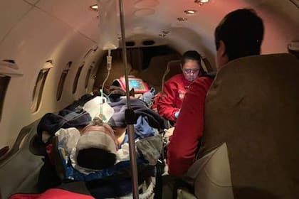 El traslado en un avión sanitario de uno de los heridos del accidente vial de anteayer