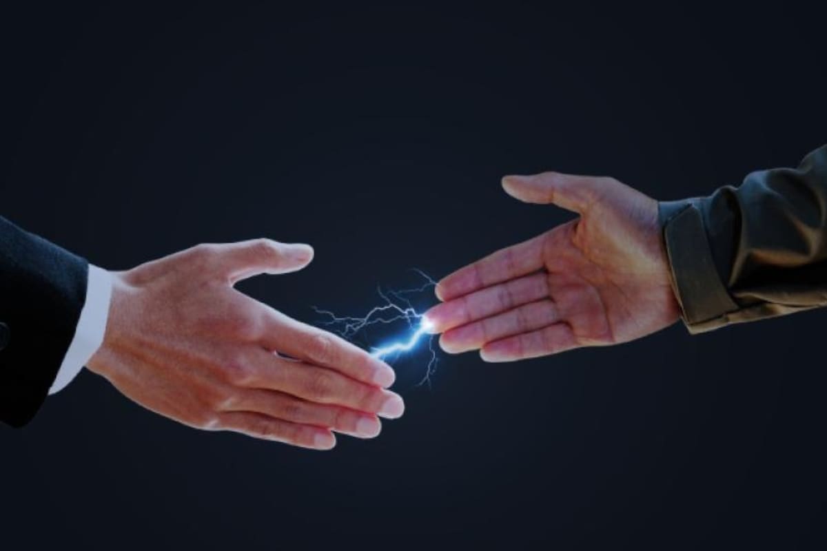 El traspaso de corriente entre una persona y otra sucede por la carga desnivelada de electrones y protones