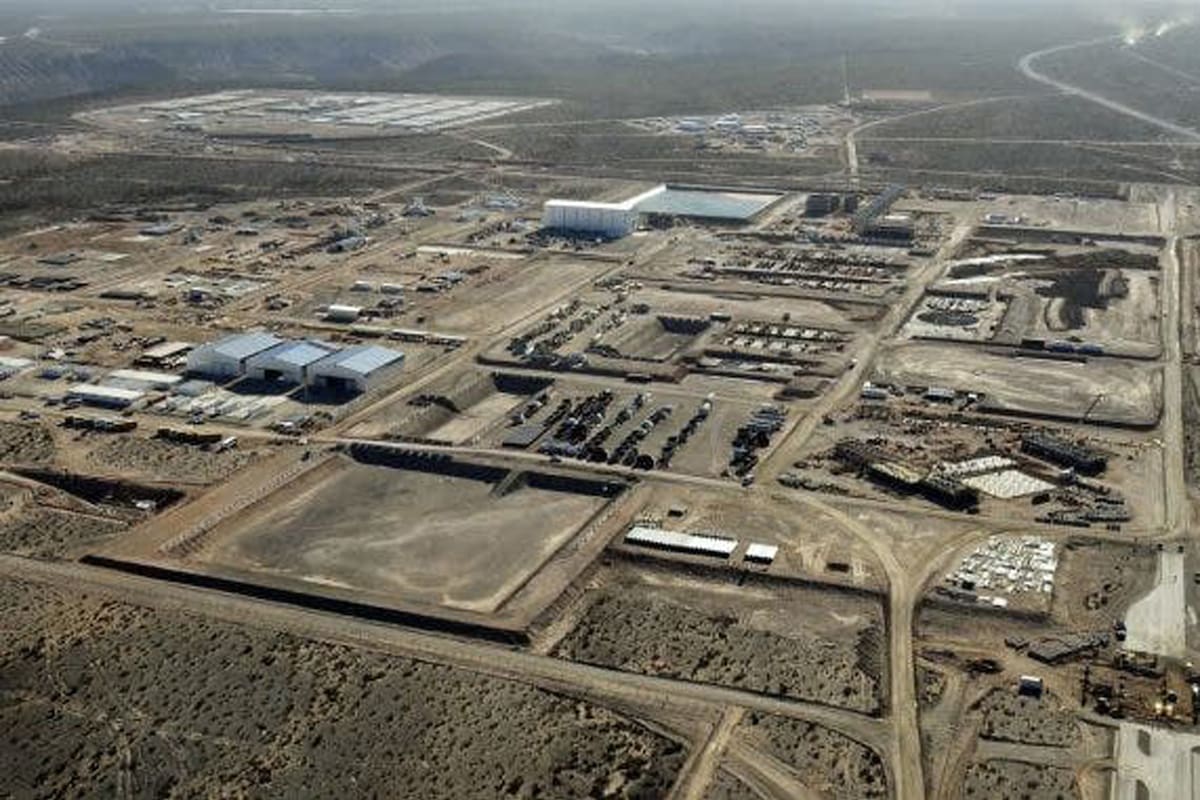 El traspaso de los activos le permite a la provincia salir a buscar inversores y apostar a un plan desarrollo del sur al incorporar infraestructura hoy ociosa de la ex Vale, con capacidad para 3.000 personas, y que contiene hasta una pista de aterrizaje.