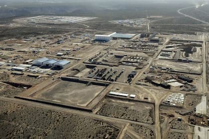 El traspaso de los activos le permite a la provincia salir a buscar inversores y apostar a un plan desarrollo del sur al incorporar infraestructura hoy ociosa de la ex Vale, con capacidad para 3.000 personas, y que contiene hasta una pista de aterrizaje.