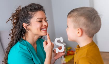 El tratamiento tradicional suele incluir ejercicios de habla con un logopeda o terapeuta del habla