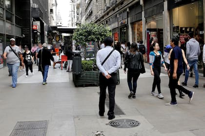 El trato con el efectivo, el contacto con turistas y la circulación constante por la calle fueron un combo que expuso a los arbolitos