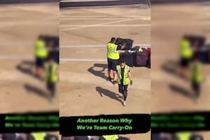 El trato que le da a las valijas un empleado de una compañía aérea es bastante violento y desaprensivo