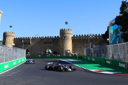 El trazado de Bakú es de los más particulares de la Fórmula 1: callejero, histórico en sus alrededores y de partes muy veloces.