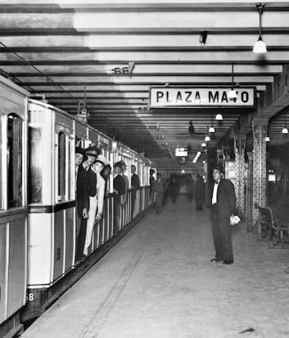 El trazado de la primera línea bajo tierra de la Argentina, la Línea A o Subte Anglo, que alcanzaba una velocidad máxima de 50 kilómetros por hora, se materializó el 1° de diciembre de 1913, motivo por el cual hoy se conmemora el Día del Subte