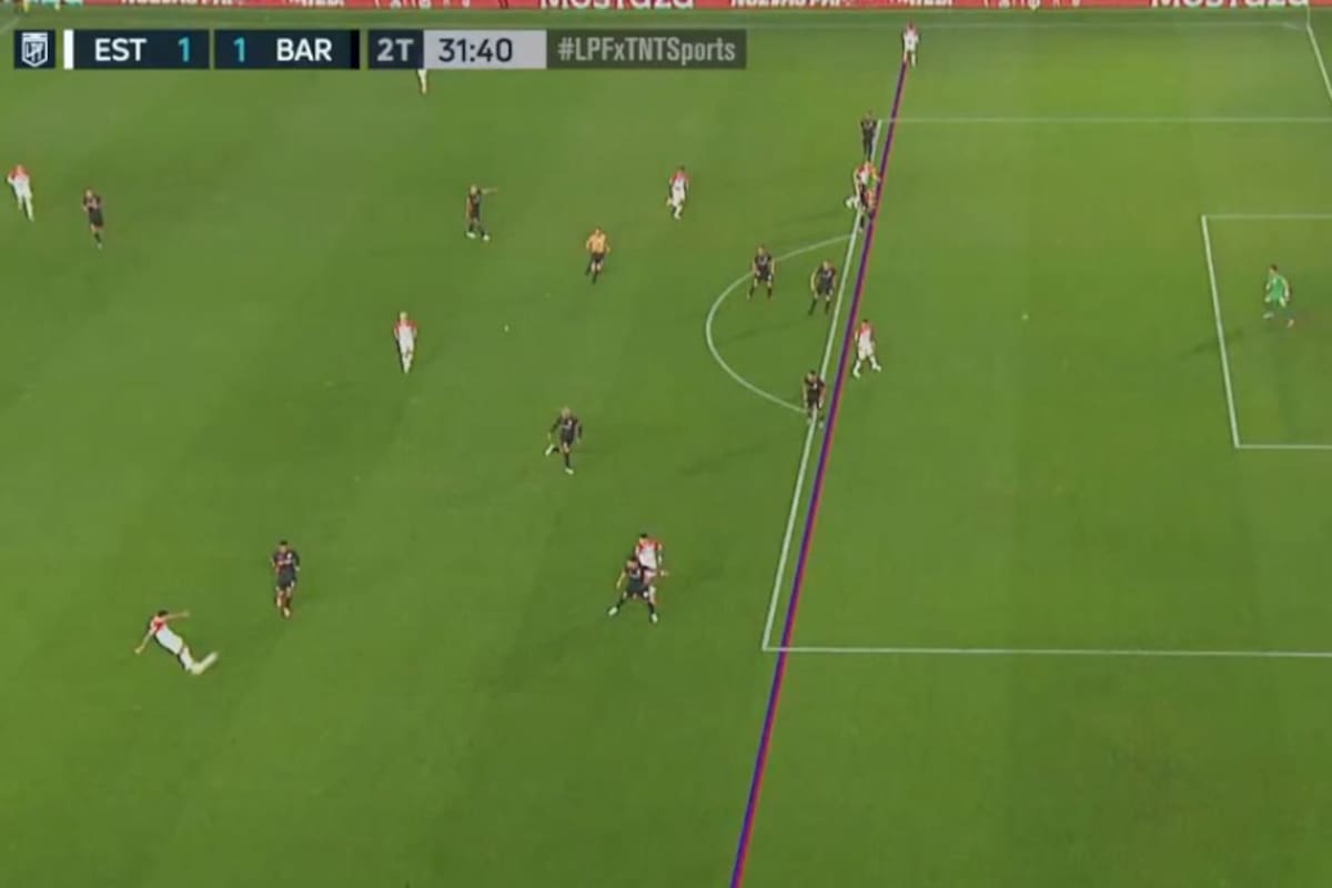 El trazado de líneas dice posición adelantada de Carrillo, pero... siempre dio la sensación de que el 9 partió habilitado por el tobillo de Jappert