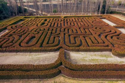 El trazado del laberinto, un gemelo del que se encuentra en la Fundación Cini en Venecia, fue impulsado en la finca familiar por Camilo Aldao junto a María Kodama para inmortalizar la profunda amistad que unía al escritor con Susana Bombal, la dueña de casa