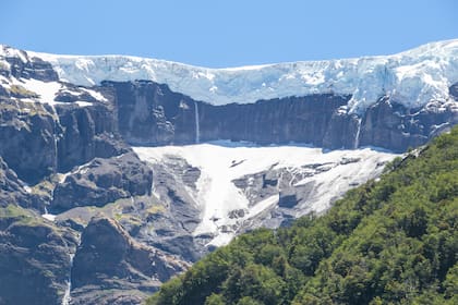 El trekking que conduce a la laguna Ilón se inicia en Pampa Linda, en la base del Tronador