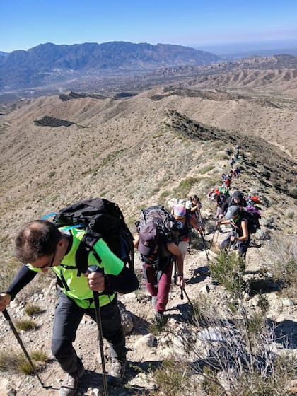 El trekking se desarrolla a través de las quebradas secas y laderas rocosas características de la región hasta alcanzar el sitio donde yace la estructura