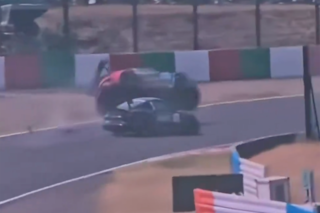 El tremendo accidente que obligó a retrasar el GP de Japón: un auto voló por el aire