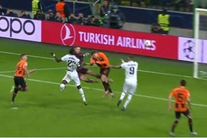 El tremendo choque entre Antonio Rüdiger y Anatolii Trubin en Shakhtar 1 vs. Real Madrid 1, por la Champions League.