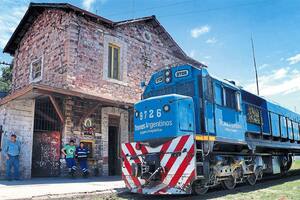 El tren Belgrano Carga, anda a 14 km por hora y descarrila todos los días
