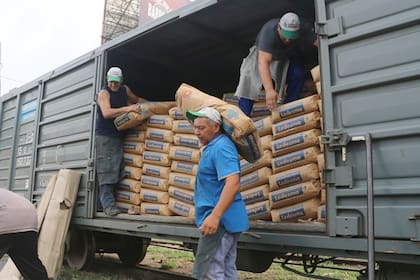 La deficiencia de cargar las bolsas al hombro, genera grandes pérdidas de tiempo