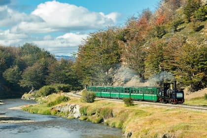 El tren bordea el zigzagueante río Pipo.