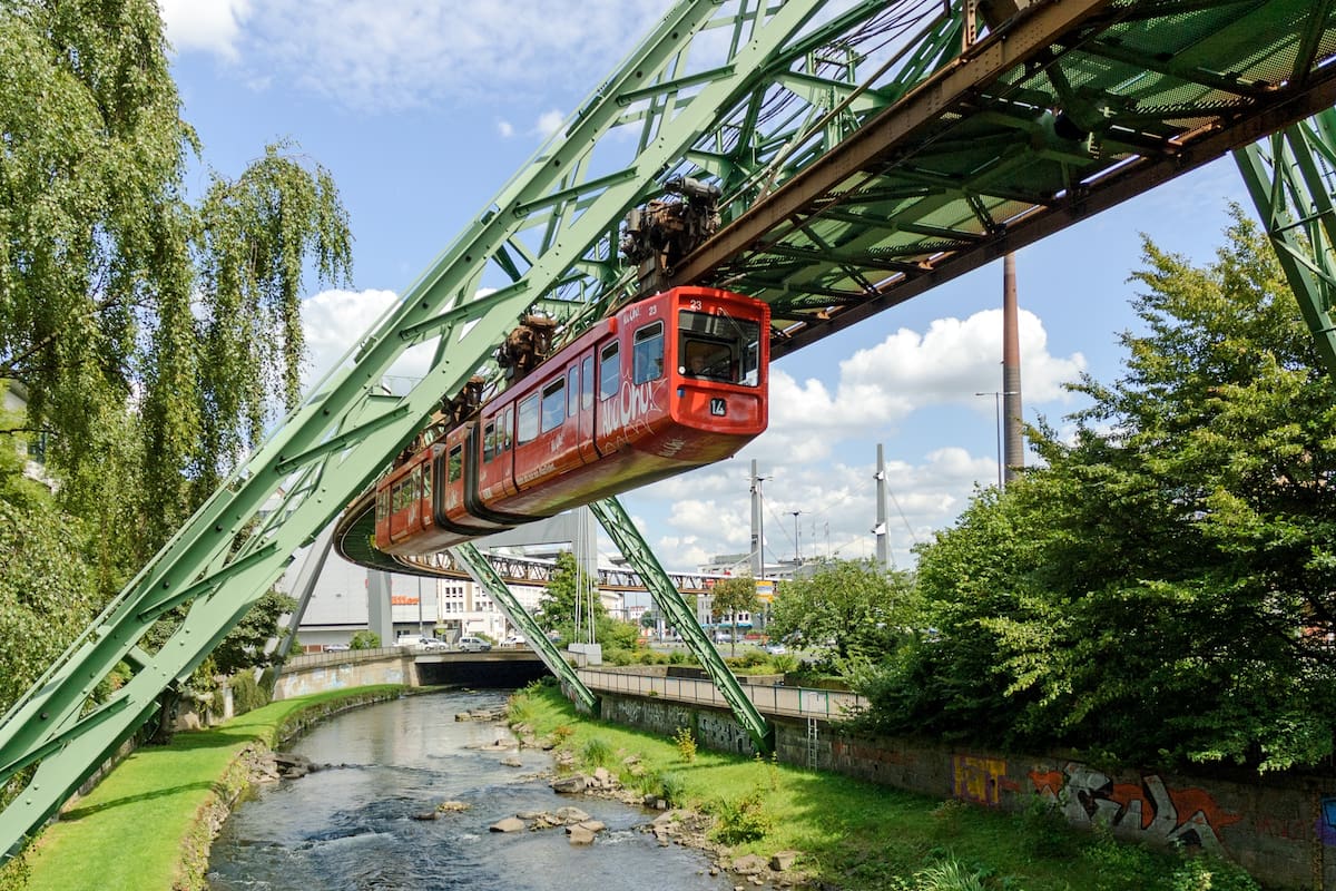 El tren colgante de Wuppertal, en Alemania, es una maravilla de la tecnología, y funciona desde 1901 sin interrupciones