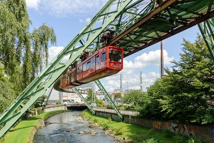 El tren colgante de Wuppertal, en Alemania, es una maravilla de la tecnología, y funciona desde 1901 sin interrupciones