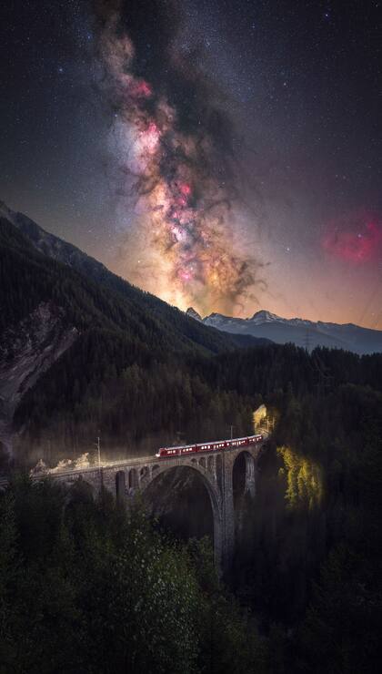 “El tren de la noche”, del alemán Alexander Forst; "Detener el movimiento es algo común en la fotografía. No es tan común en la fotografía nocturna, donde los movimientos se convierten en largas líneas abstractas debido al largo tiempo de exposición"