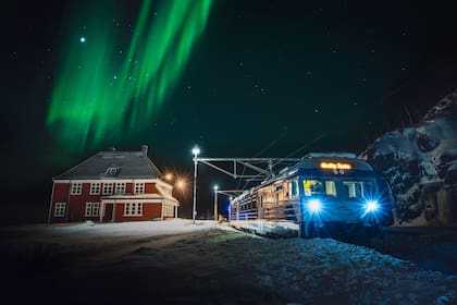 El Tren de las Auroras Boreales une las estaciones de Narvik con Katterat, en Noruega