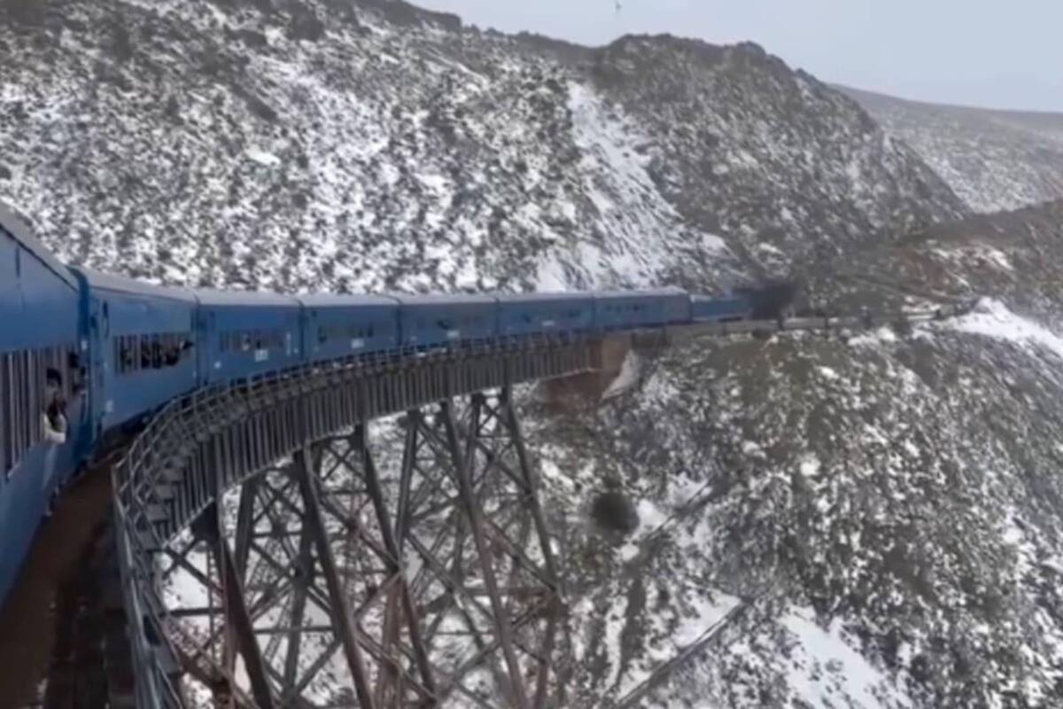 El Tren de las Nubes, rodeado de nieve: el impactante video del recorrido.