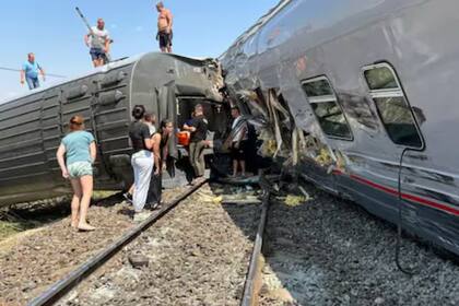 El tren descarrilado tras la caída del puente.