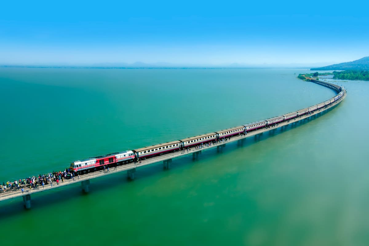 El tren flotante de Tailandia atraviesa una de las reservas naturales más grandes del país.