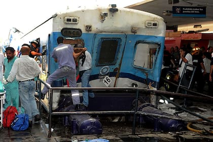 El tren impactó contra el andén de contención en la estación Once; hay cientos de heridos