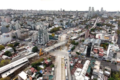 El tren por arriba, Juan B. Justo al nivel del suelo