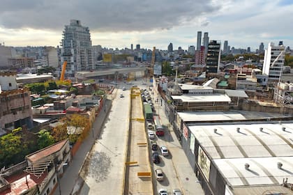 El tren por arriba, Juan B. Justo al nivel del suelo