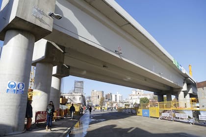 El tren por arriba y Juan B. Justo por abajo