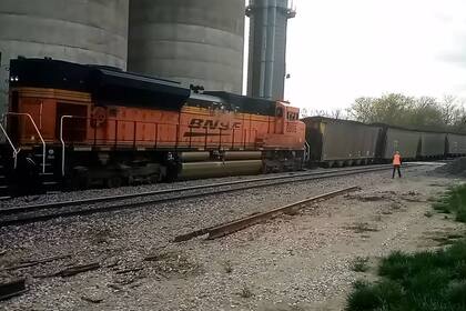 El tren que chocó contra un vagón de carga y descarriló en Bennet, Nebraska (captura de YouTube)