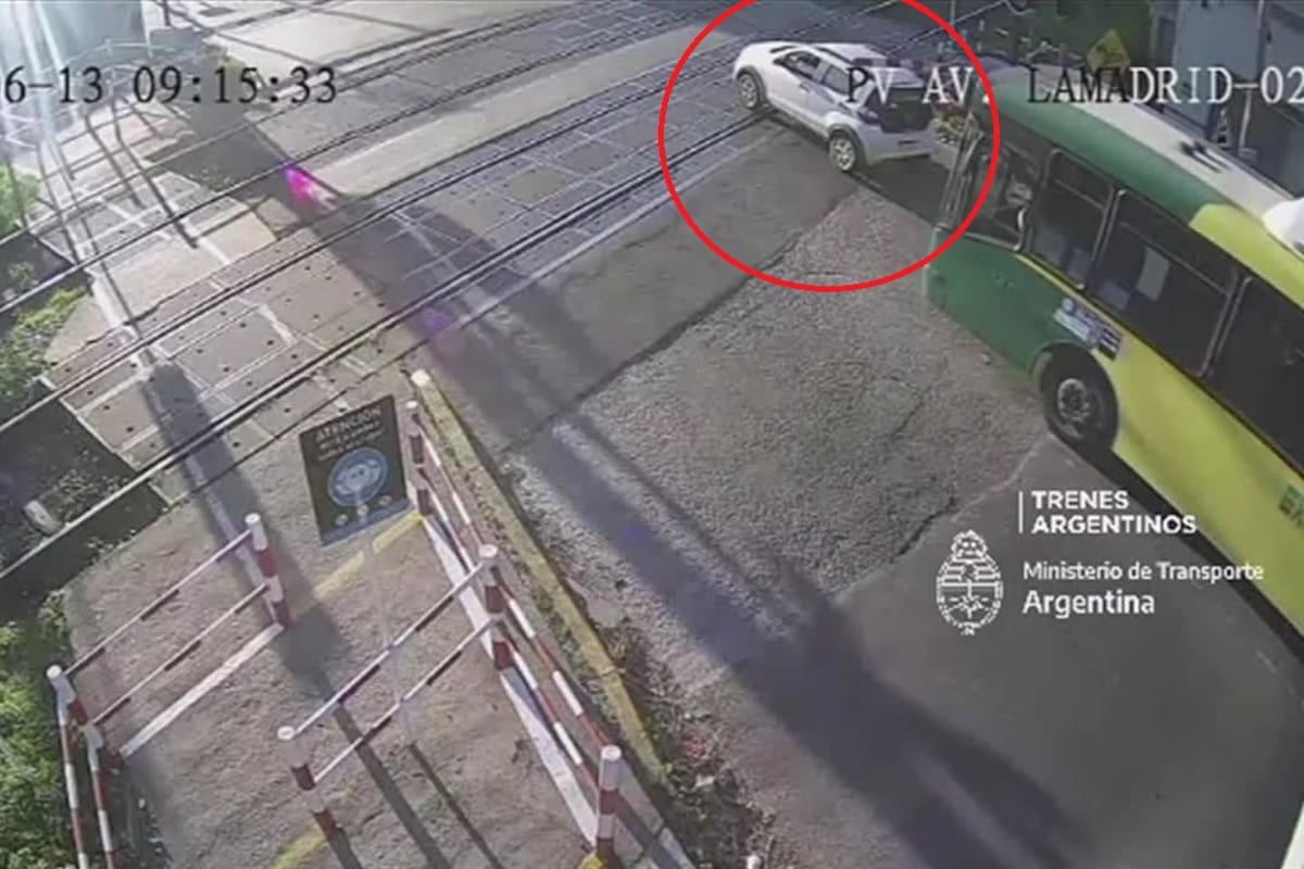 El tren que embistió a un auto en Quilmes