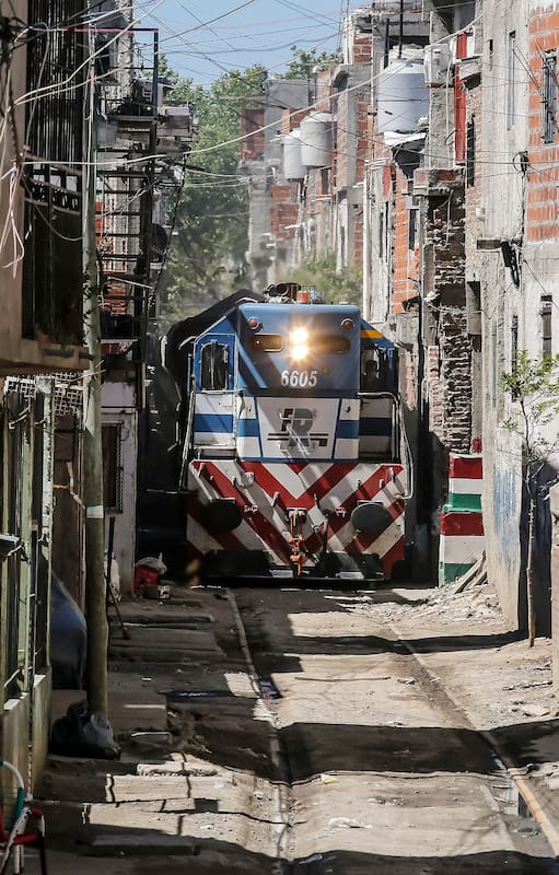 El tren que pasa por medio de la villa 21-24