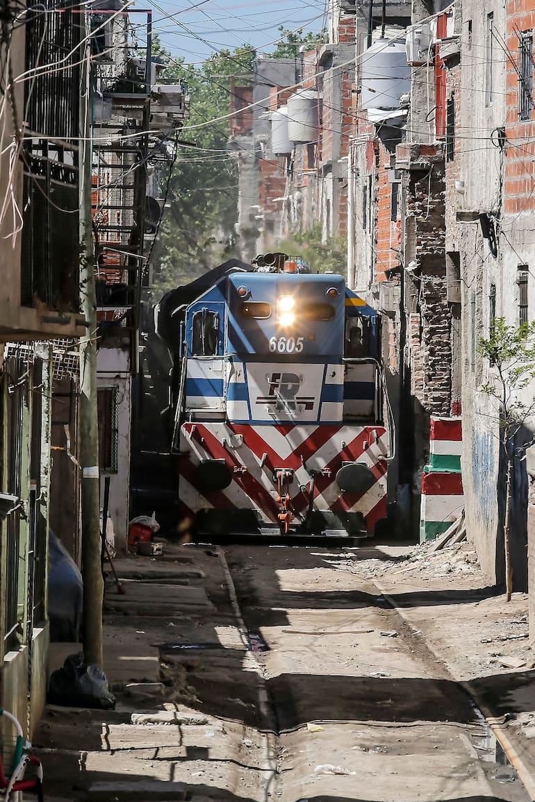 El tren que pasa por medio de la villa 21-24