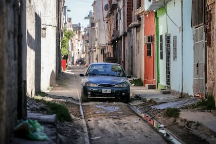 Muchas veces los vecinos dejan autos o motos sobre las vías del tren