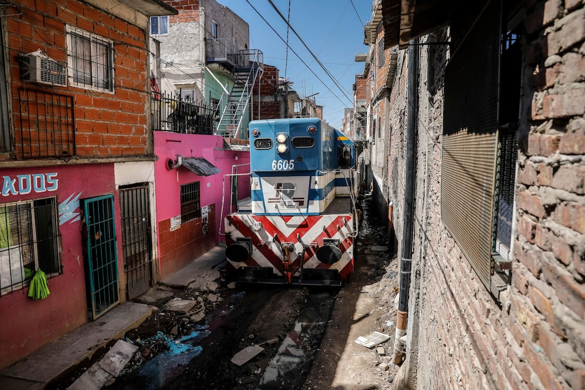 El tren que pasa por medio de la villa 21-24