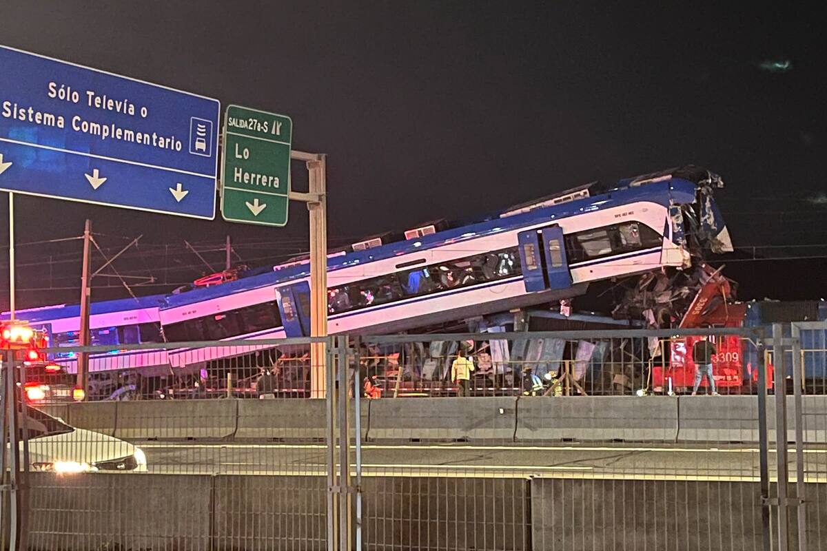 El tren quedó por encima de la locomotora del otro ferrocarril