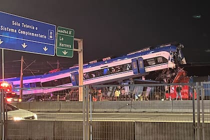 El tren quedó por encima de la locomotora del otro ferrocarril