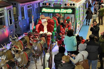 El tren y autobús de CTA presentan una decoración navideña muy especial este año (CTA)