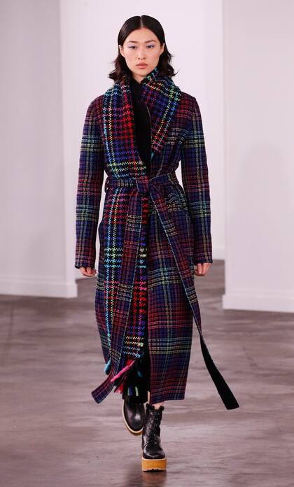 El trench fue la prenda estrella de su colección Otoño 2020.