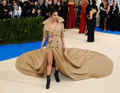 El trench-vestido de Priyanka Chopra, en 2017