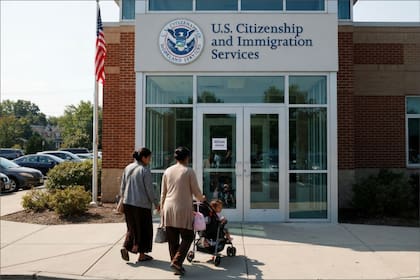 El tribunal concedió una orden judicial preliminar que prohíbe al Uscis seguir aplicando políticas de "pausa indefinida" en la adjudicación de beneficios migratorios